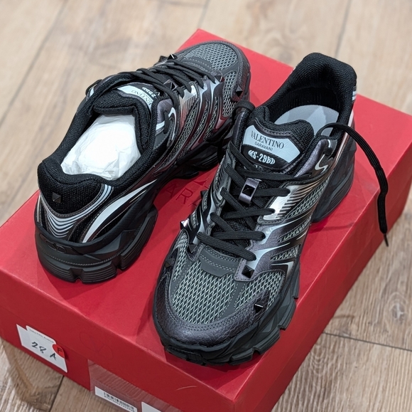 $1150 Mens VALENTINO GARAVANI Rockstud Sneakers Black/Graphite 42 US 9